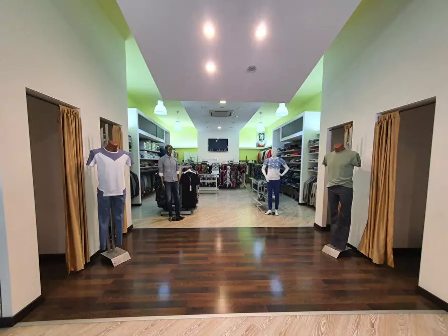 Immagine 3 di Locale commerciale in vendita  a Catanzaro