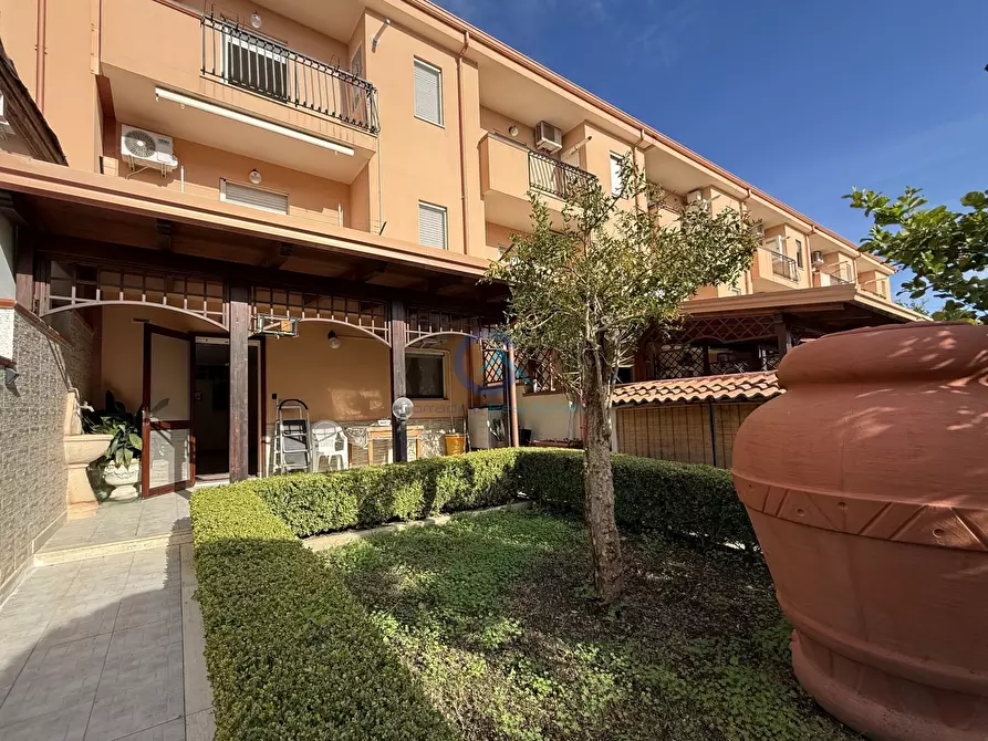 Immagine 1 di Casa trifamiliare in vendita  a Catanzaro