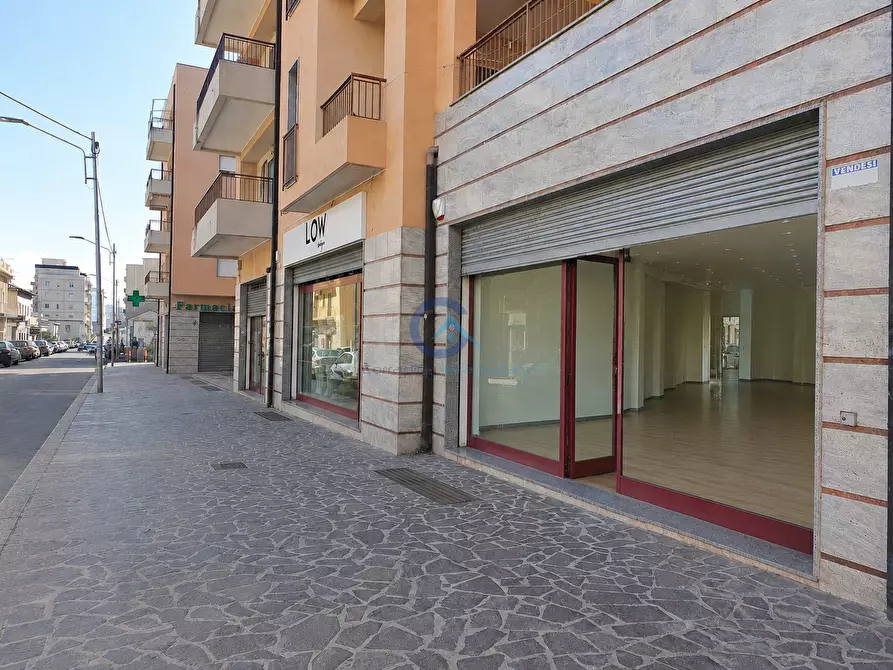 Immagine 6 di Locale commerciale in vendita  in Viale Crotone 37 a Catanzaro
