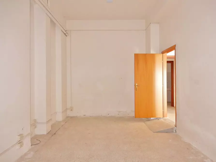 Immagine 4 di Locale commerciale in affitto  a Catanzaro