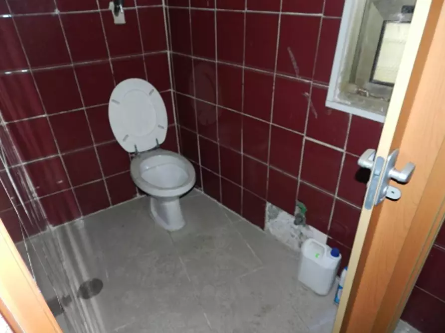 Immagine 10 di Locale commerciale in vendita  in via degli abeti a Roma