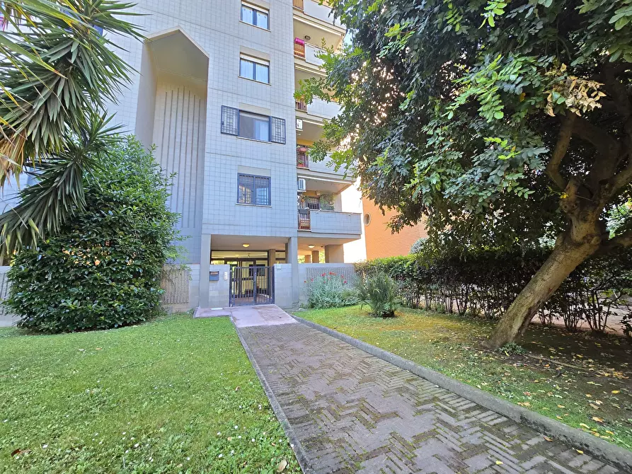 Immagine 38 di Trilocale in affitto  in Viale Avignone 93 a Roma