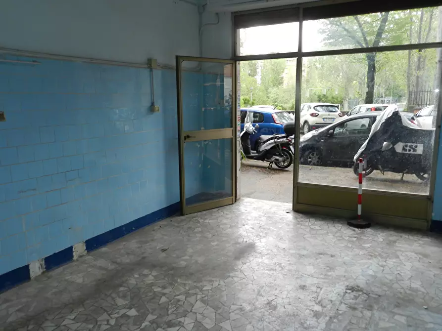Immagine 5 di Locale commerciale in affitto  in Via dei Campi Flegrei 47 a Roma