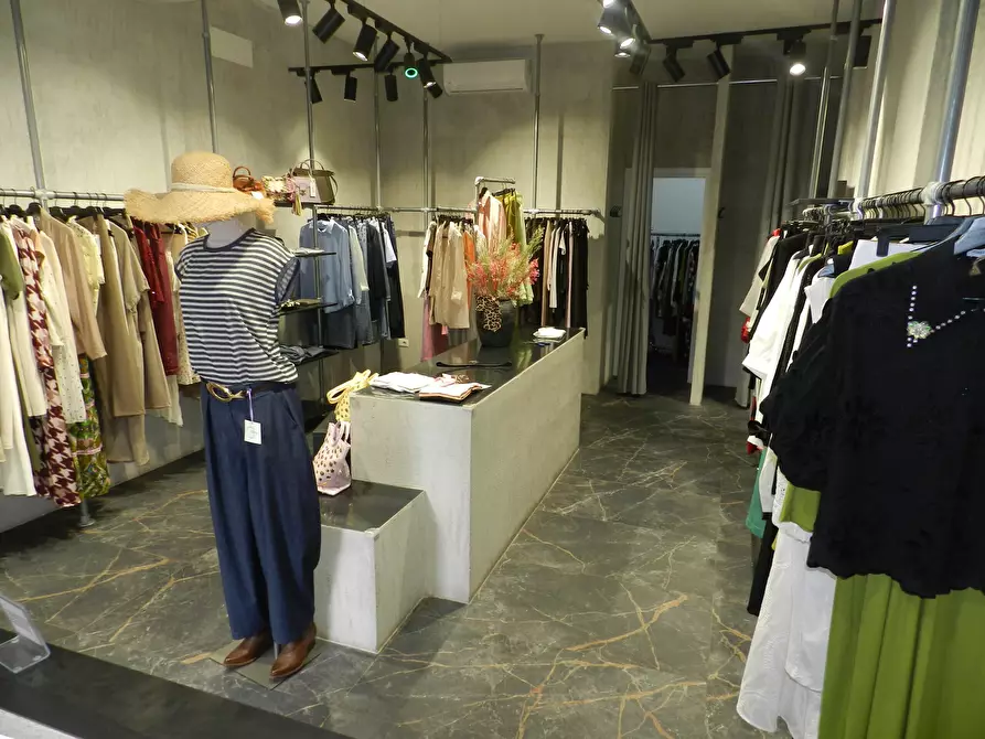 Immagine 7 di Locale commerciale in affitto  in Via Edoardo Jenner a Roma