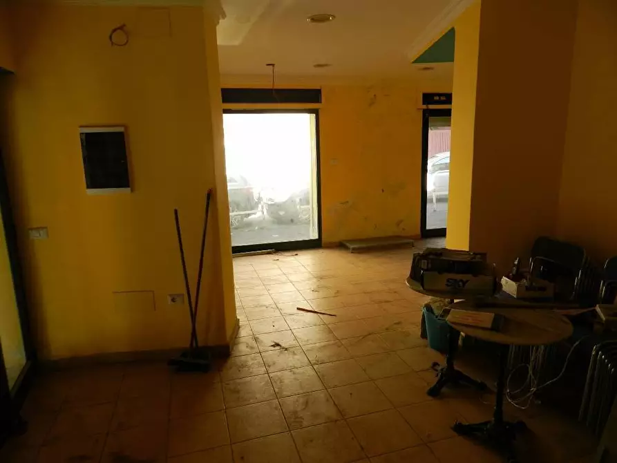 Immagine 5 di Locale commerciale in vendita  in via degli abeti a Roma