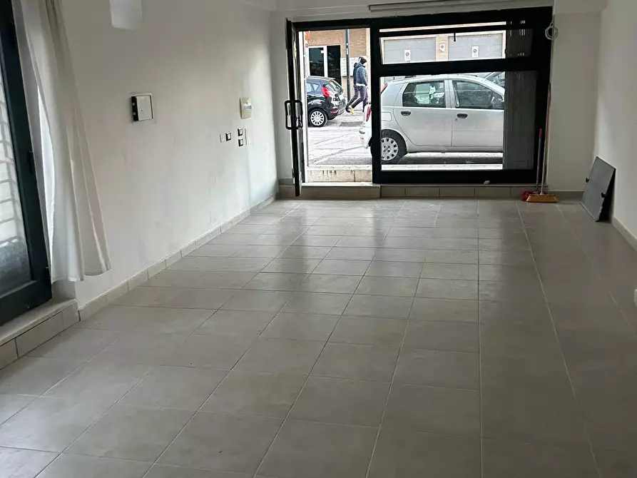 Immagine 1 di Locale commerciale in affitto  in Via mazzarino 10 a Pescara