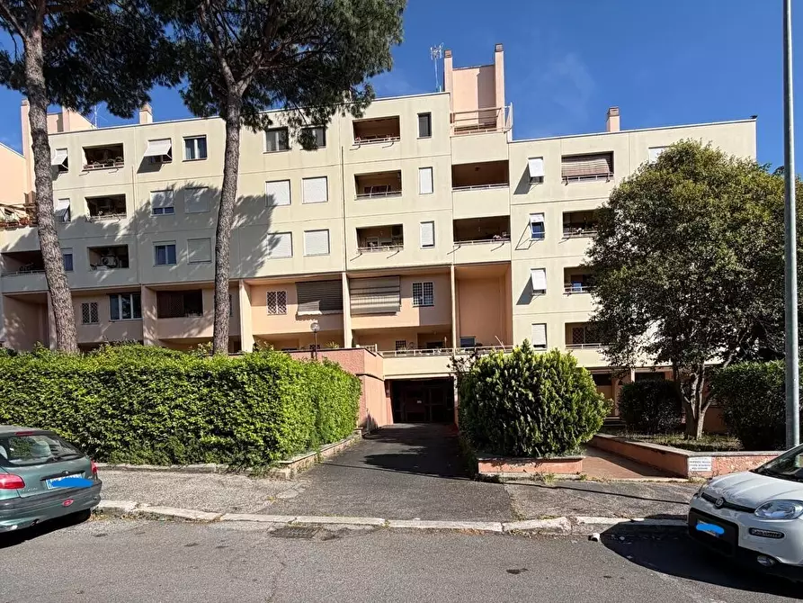 Immagine 1 di Garage in vendita  in via Amico Aspertini a Roma
