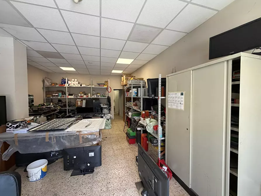 Immagine 2 di Locale commerciale in vendita  a Fara In Sabina