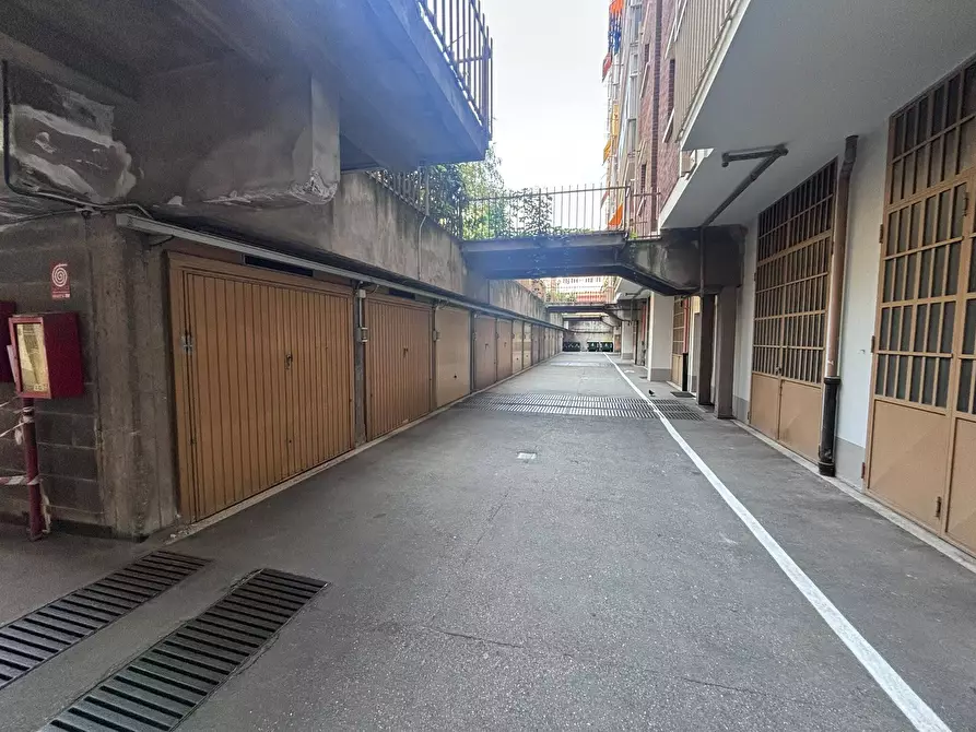 Immagine 12 di Garage in vendita  in Via Albenga 22 a Torino