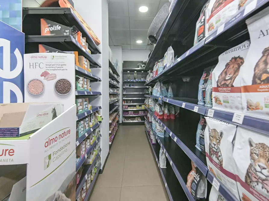 Immagine 13 di Locale commerciale in affitto  in piazza respighi 5 a Torino