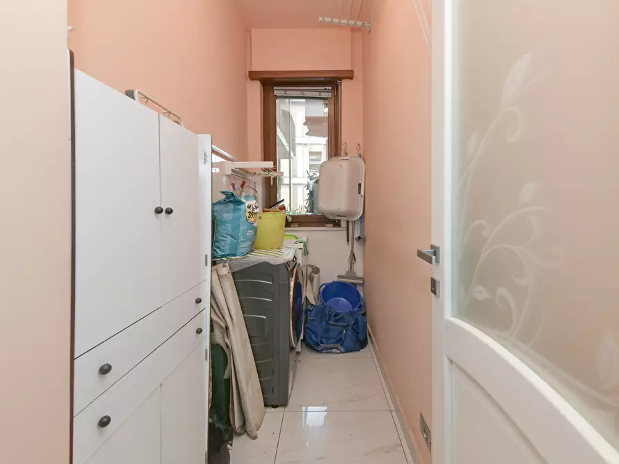 Immagine 34 di Pentalocale in vendita  in Via Trana a Torino