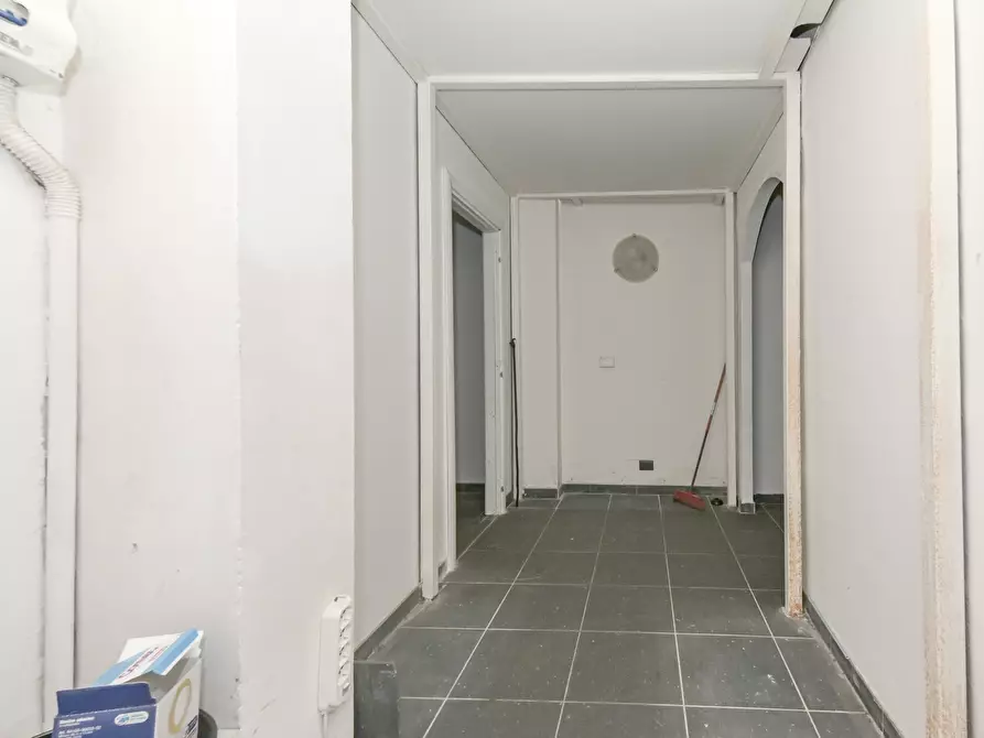 Immagine 17 di Locale commerciale in vendita  in via emanuel 22 a Torino