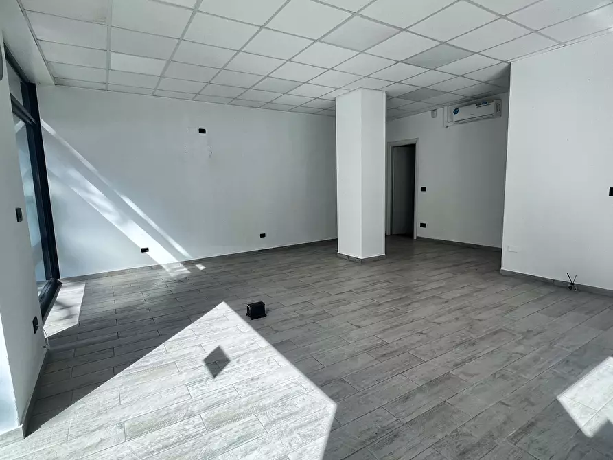 Immagine 3 di Locale commerciale in affitto  in Corso Tardy e Benech 26 R a Savona