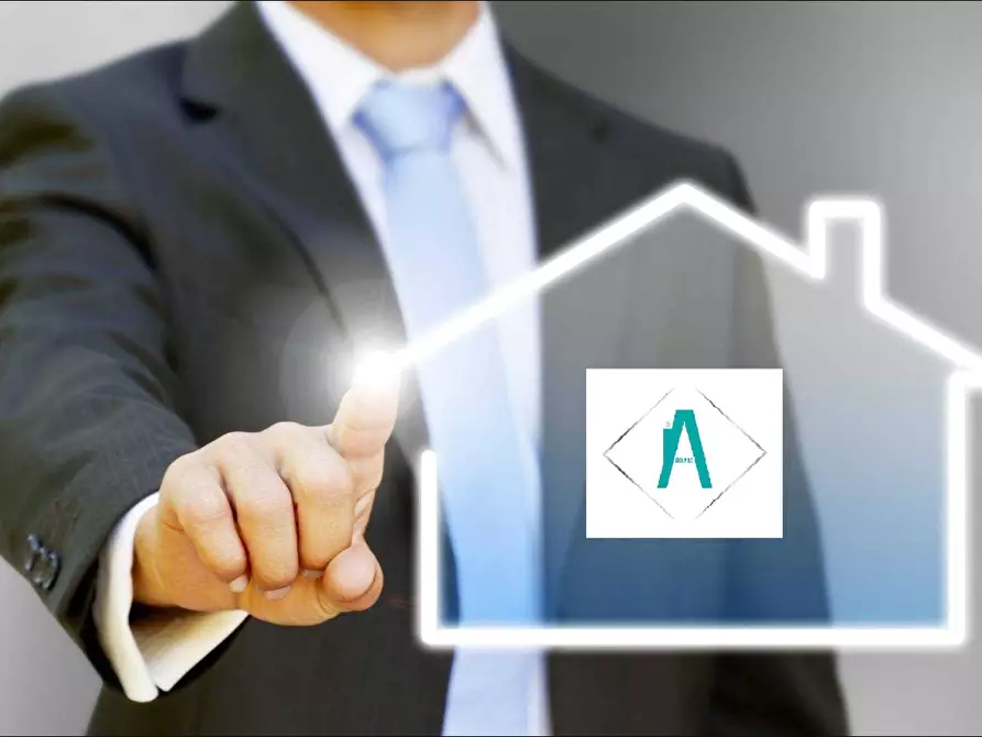 Immagine 1 di Pentalocale in vendita  in Via Cornigliano 34 a Genova