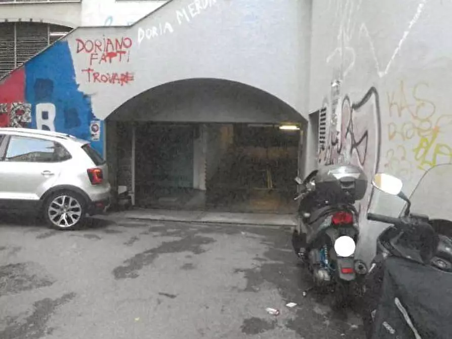 Immagine 1 di Garage in vendita  in Via Carlo Targa 19 a Genova