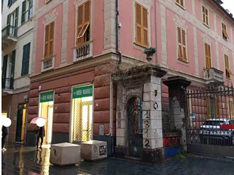 Immagine 1 di Showroom in vendita  in Via Sestri 63 a Genova