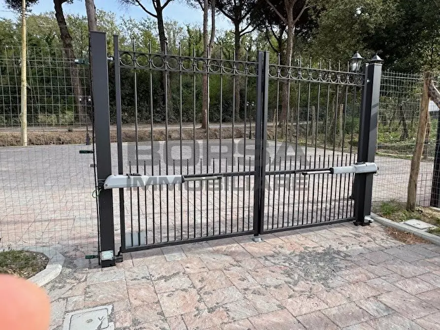 Immagine 17 di Appartamento in vendita  in Via delle Sorgenti 402 a Livorno