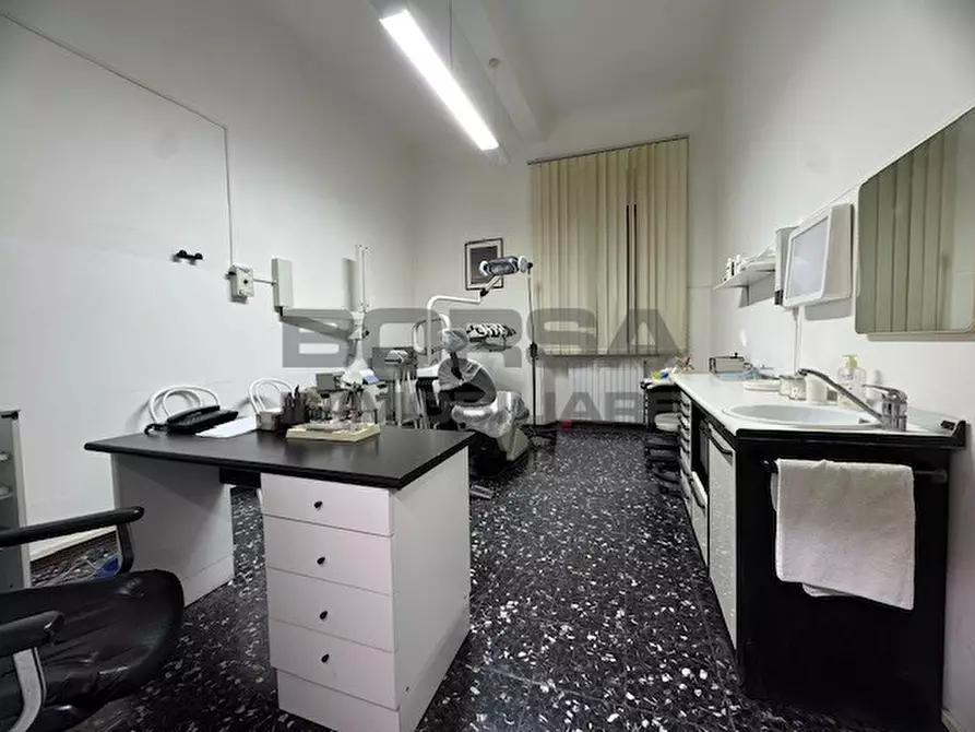 Immagine 10 di Ufficio in vendita  a Livorno