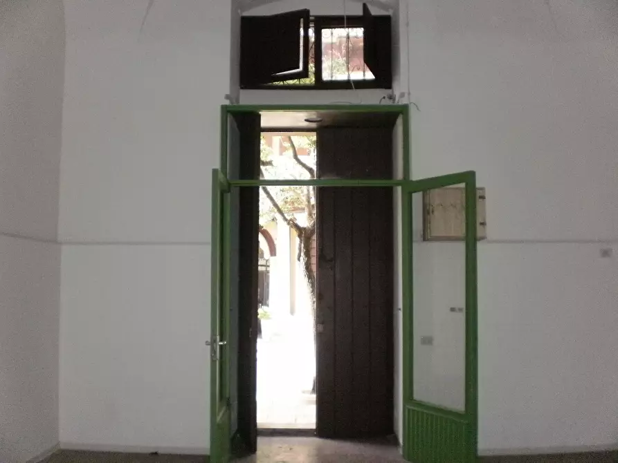 Immagine 8 di Locale commerciale in affitto  a Ragusa