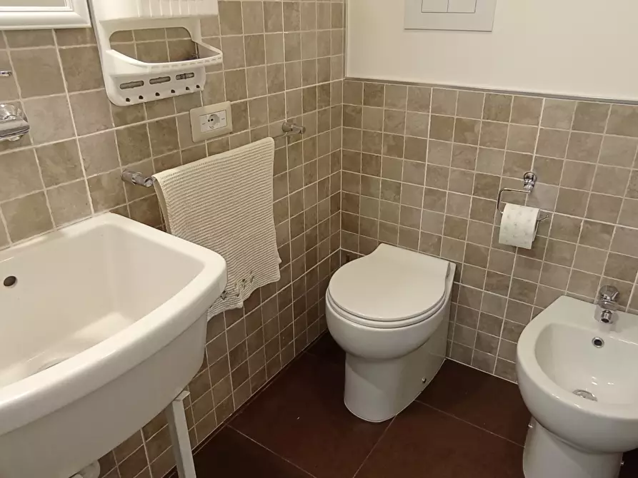 Immagine 14 di Pentalocale in affitto  a Ragusa