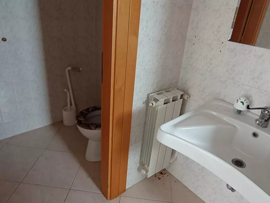 Immagine 10 di Locale commerciale in vendita  a Ragusa