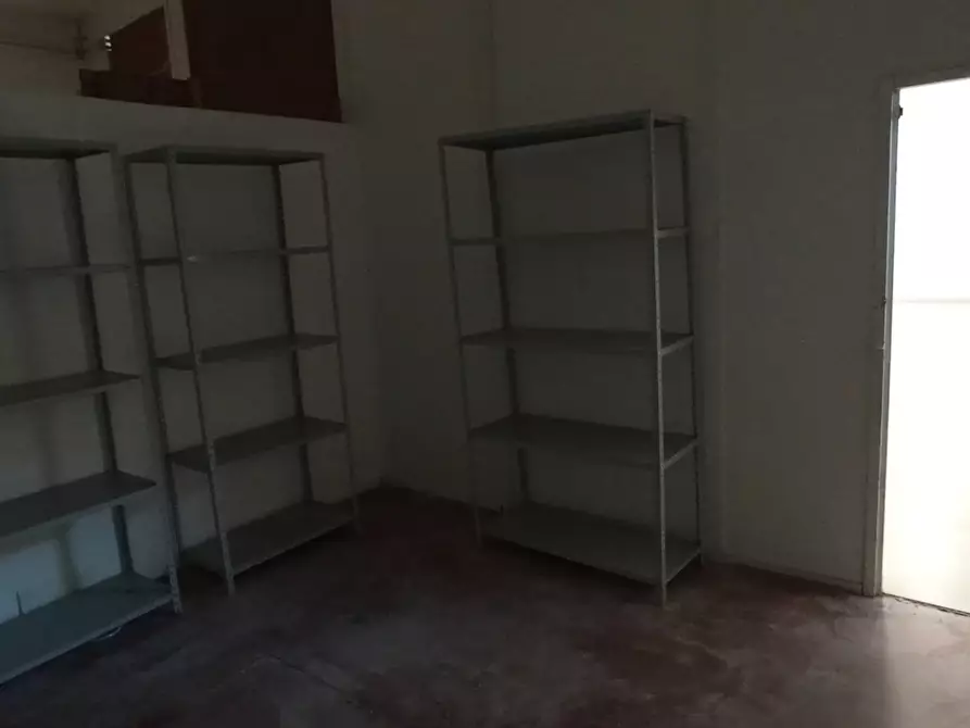 Immagine 13 di Showroom in vendita  a Ragusa