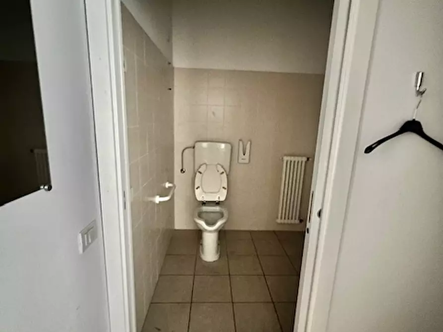 Immagine 10 di Ufficio in vendita  a Cesena
