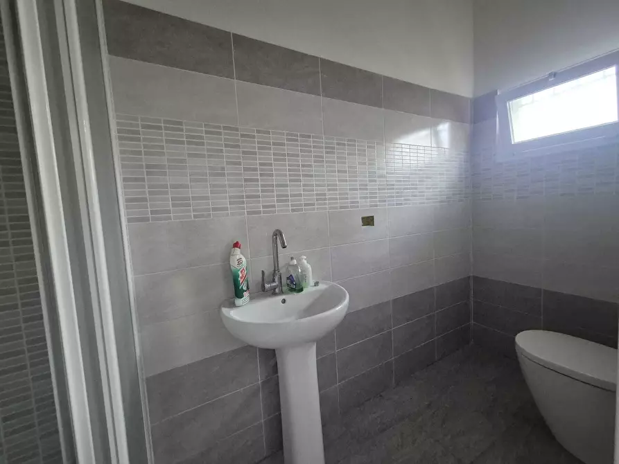 Immagine 7 di Locale commerciale in vendita  in Via Nazionale 183 a Sestri Levante