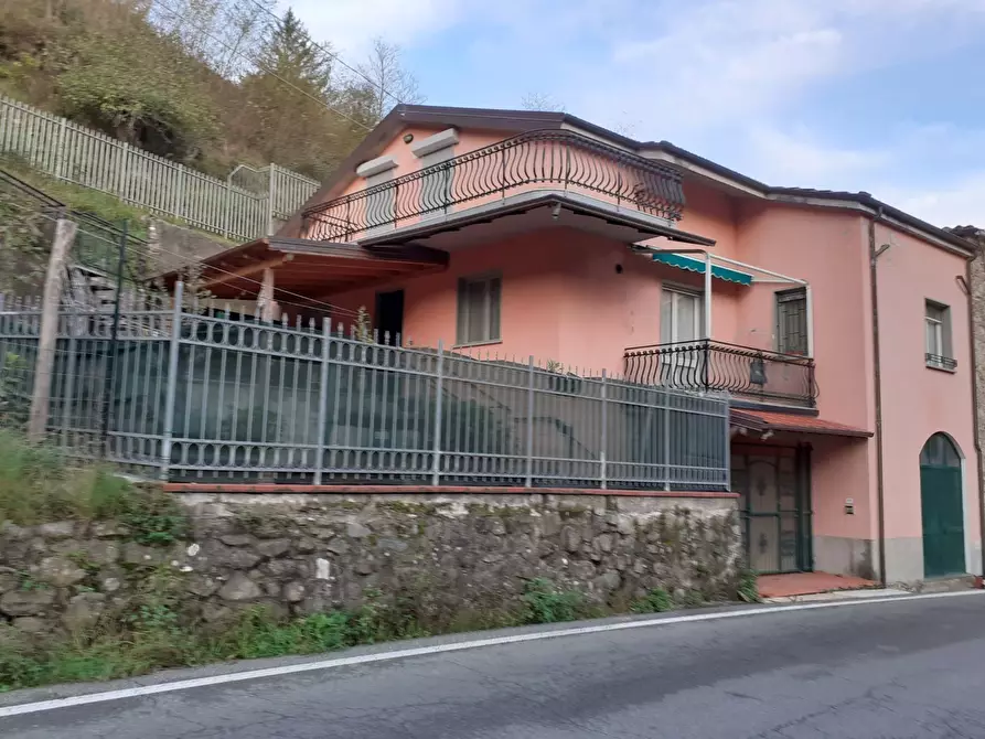 Immagine 1 di Villa in vendita  in Via Sesta Godano 11 a Carrodano