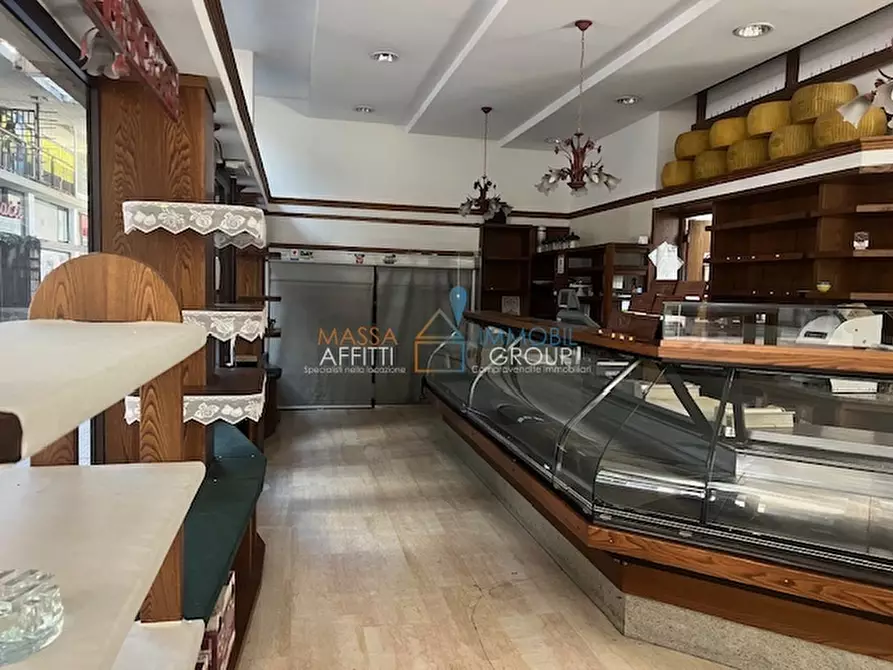 Immagine 3 di Locale commerciale in vendita  in Piazza Felice Palma 37 a Massa