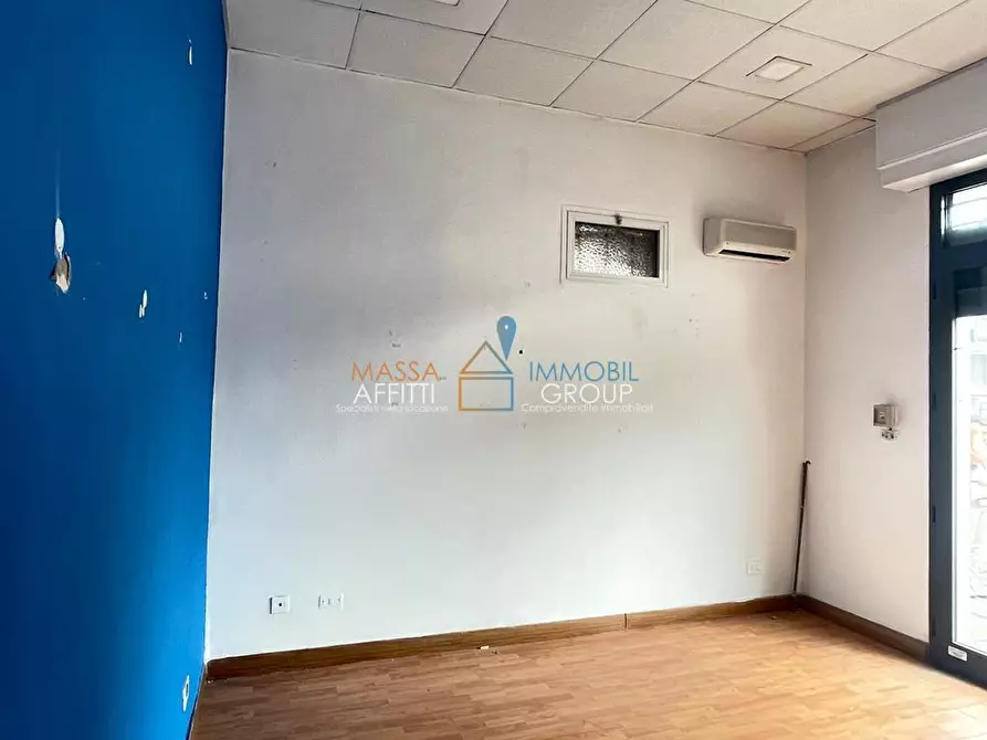 Immagine 3 di Locale commerciale in vendita  in Via San Leonardo 376 a Massa