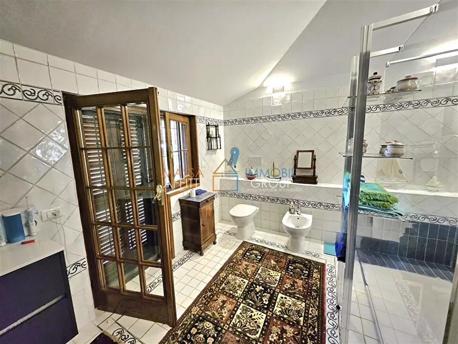 Immagine 11 di Villa in vendita  in Viale Stazione 104 a Massa