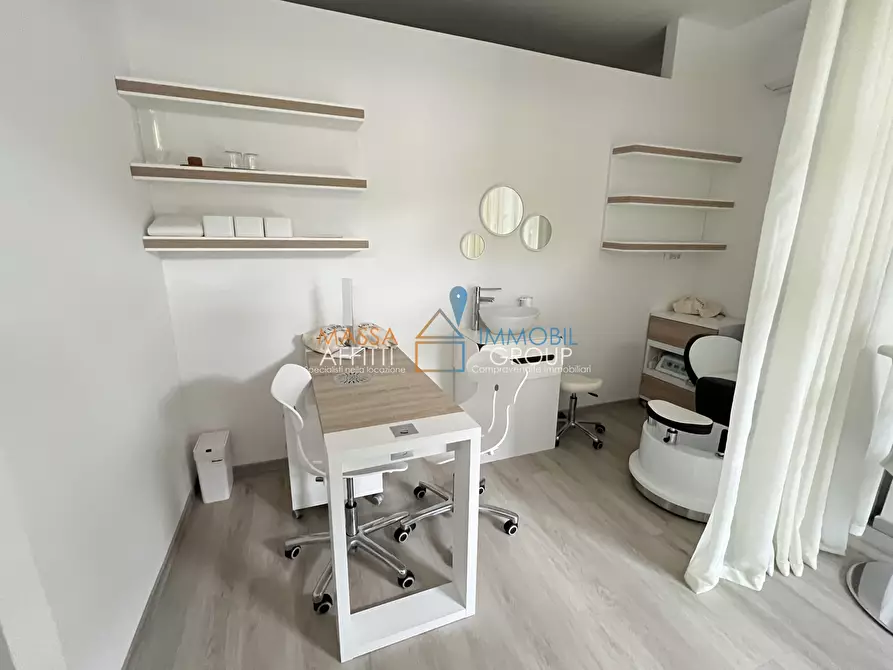 Immagine 2 di Locale commerciale in affitto  in Viale Roma 203 a Massa