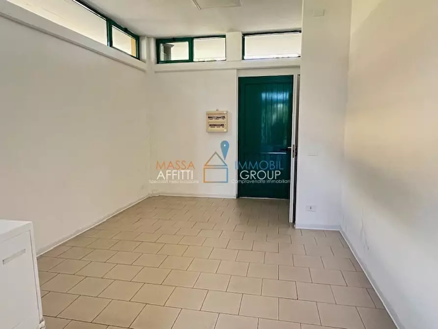 Immagine 5 di Locale commerciale in vendita  in Via Montegrappa 85 a Massa