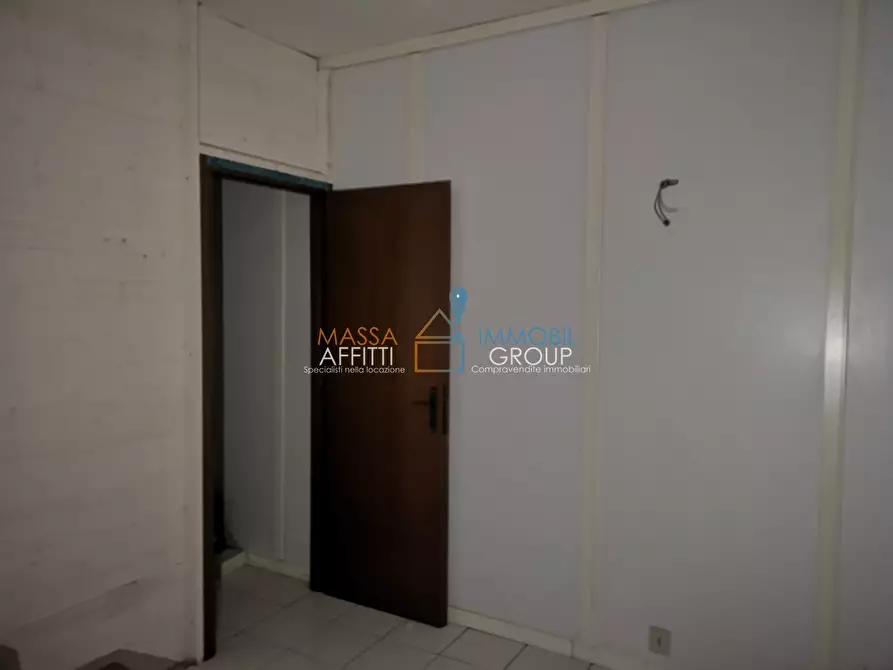 Immagine 10 di Attività commerciale in vendita  in Viale Stazione 12 a Massa