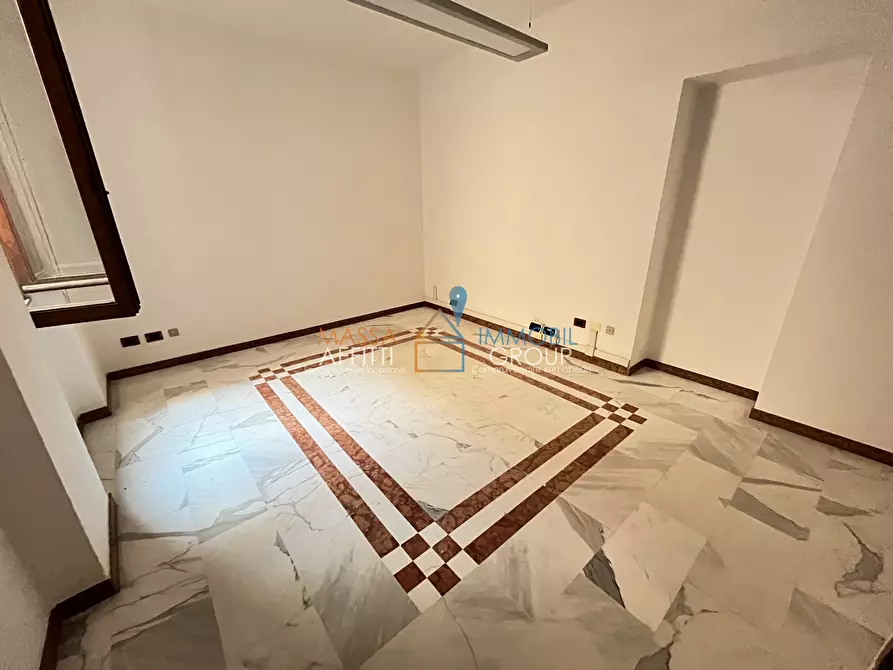 Immagine 23 di Ufficio in affitto  in Via Cavour 58 a Massa