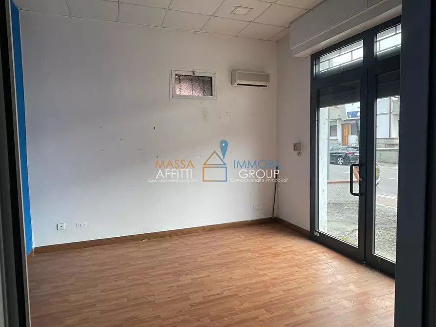 Immagine 9 di Locale commerciale in vendita  in Via San Leonardo 376 a Massa