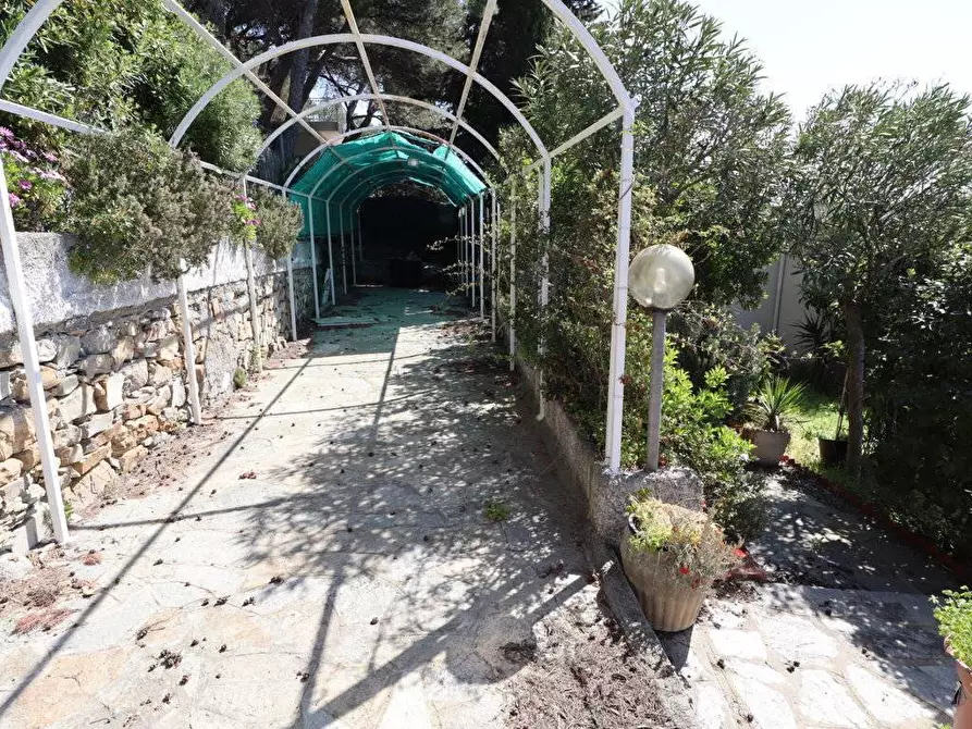 Immagine 22 di Villa in vendita  in viale olanda a Andora