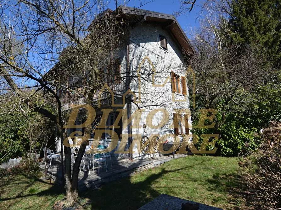 Immagine 1 di Villa in vendita  in Via Strada Vecchia a Mergozzo
