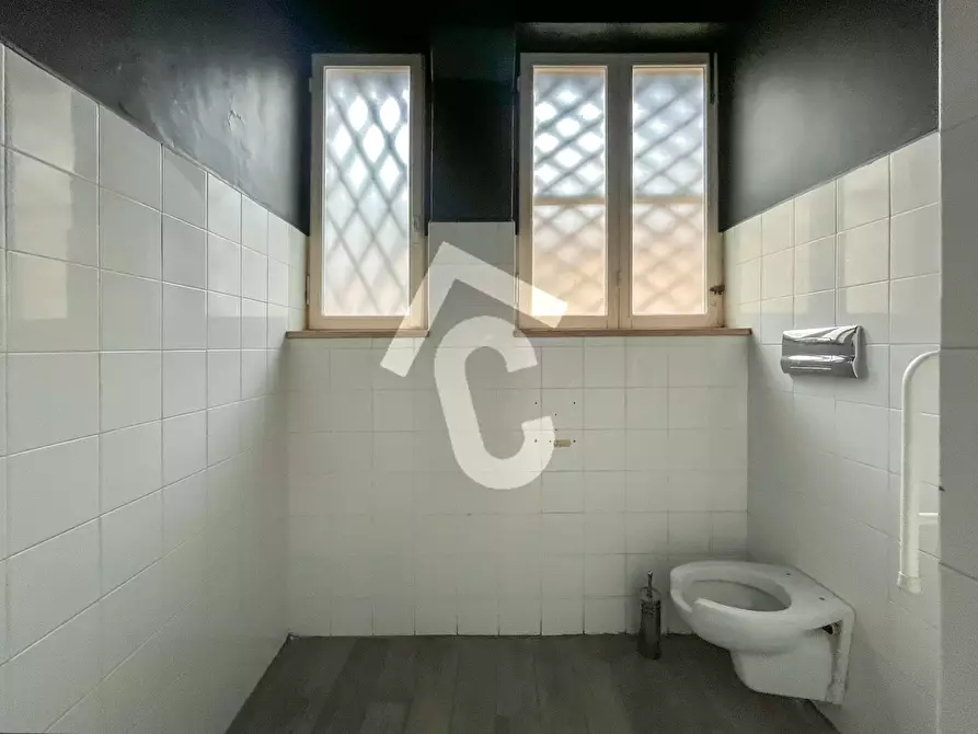 Immagine 17 di Locale commerciale in vendita  a Jesi