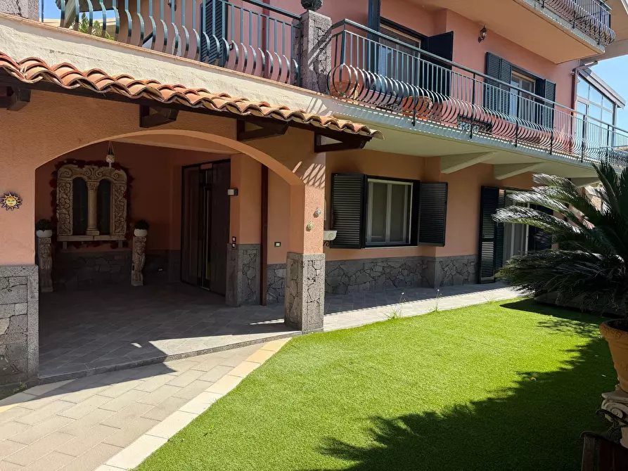 Immagine 2 di Villa in vendita  a Sant'agata Li Battiati