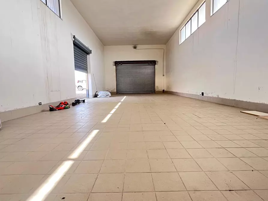 Immagine 3 di Capannone industriale in affitto  a Gravina Di Catania
