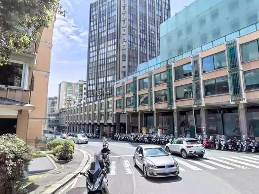 Immagine 1 di Locale commerciale in affitto  in Via XII Ottobre 9 a Genova