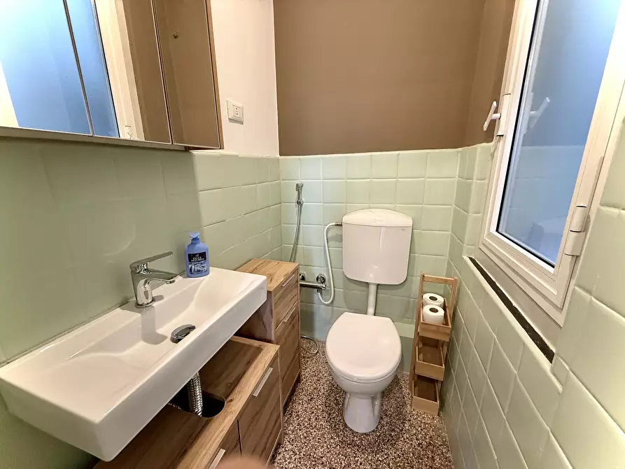 Immagine 44 di Pentalocale in vendita  in Via Fieschi a Genova