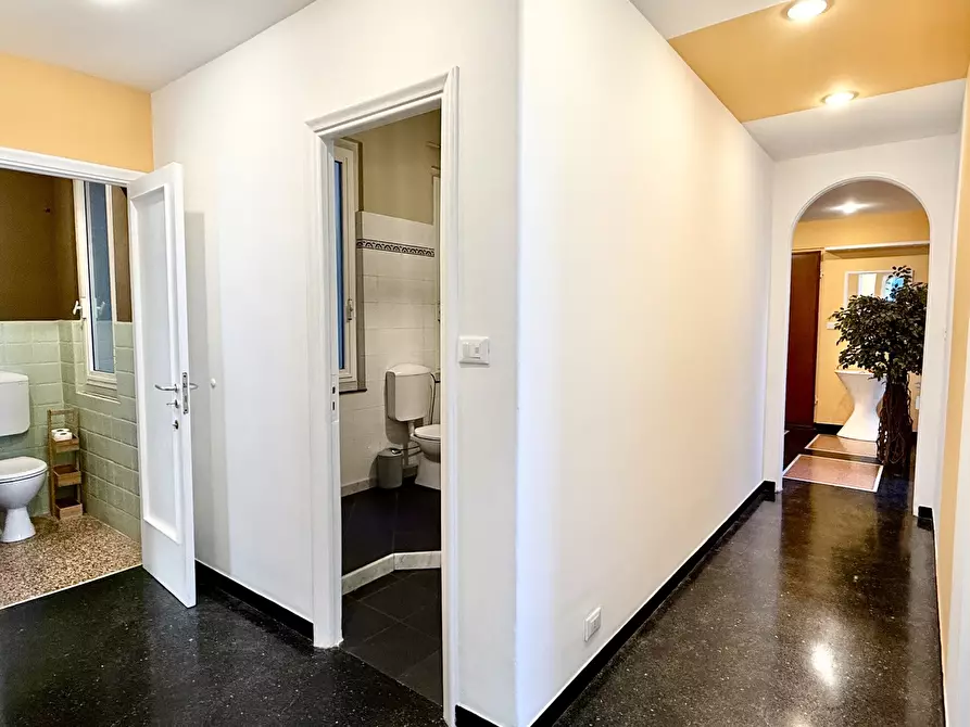 Immagine 11 di Pentalocale in vendita  in Via Fieschi a Genova