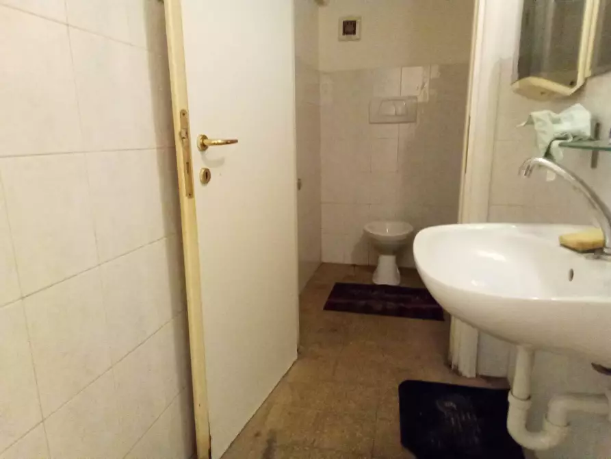 Immagine 21 di Locale commerciale in affitto  in Piazza della Nunziata 21 R a Genova