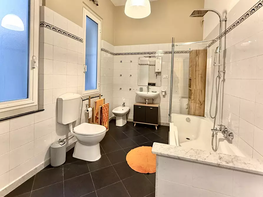 Immagine 40 di Pentalocale in vendita  in Via Fieschi a Genova