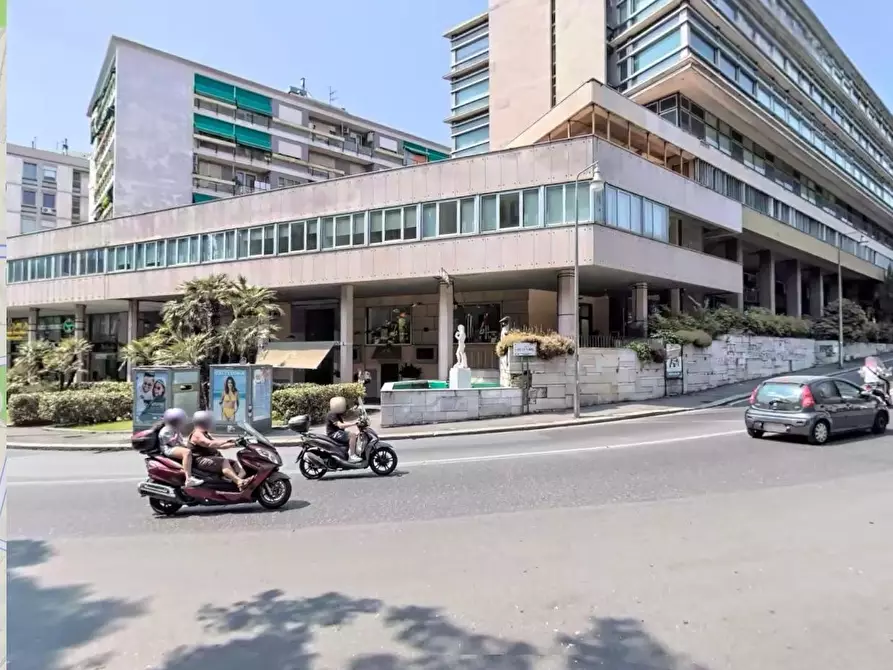 Immagine 9 di Locale commerciale in affitto  in Via XII Ottobre 9 a Genova