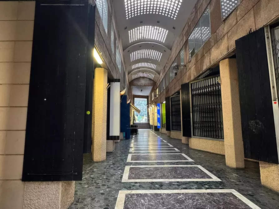Immagine 8 di Locale commerciale in affitto  in Via XII Ottobre 9 a Genova