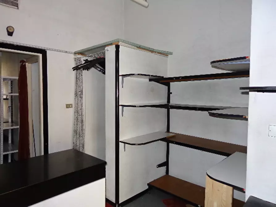 Immagine 3 di Locale commerciale in vendita  in Piazza Giovanni Tarello 3 a Genova